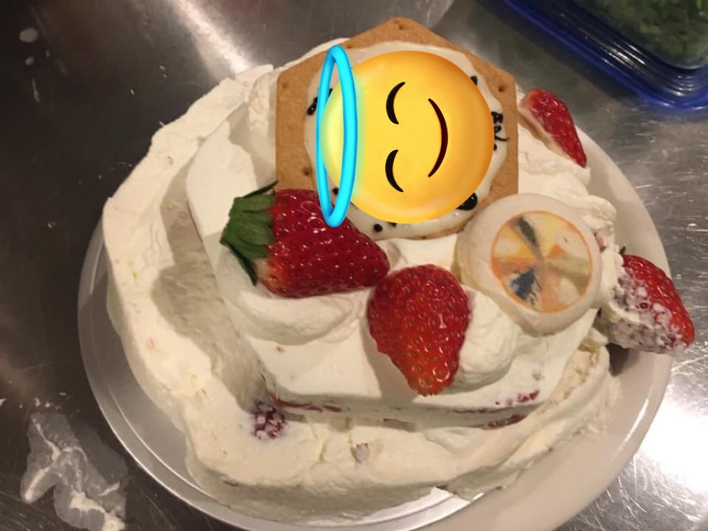 peterugiudoudou's tweet photo. 高島屋のケーキがヤバいって問題になってるけど、この時期のケーキ屋は過労死起きるぐらい働いてるので、ミスも起きるんだよね。過労死出てないしケーキ潰れるくらい許してやろうぜ。
食べたら同じだからね！！！
ハッピークリスマスじゃん https://t.co/dhXY7Zutx8