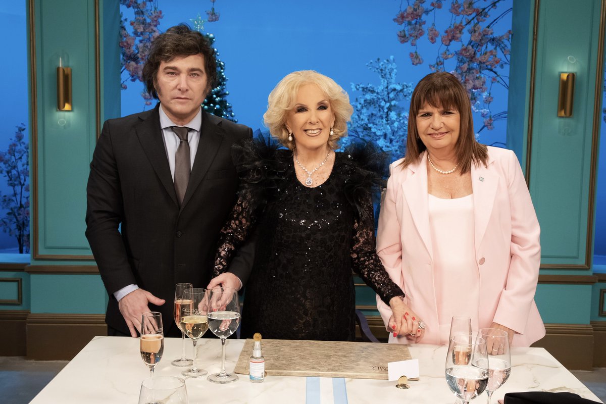 Gracias @mirthalegrand por haberme invitado junto al presidente @JMilei. Me encantó ser parte de #LaNocheDeML. Qué lindo momento compartimos. #Mesaza