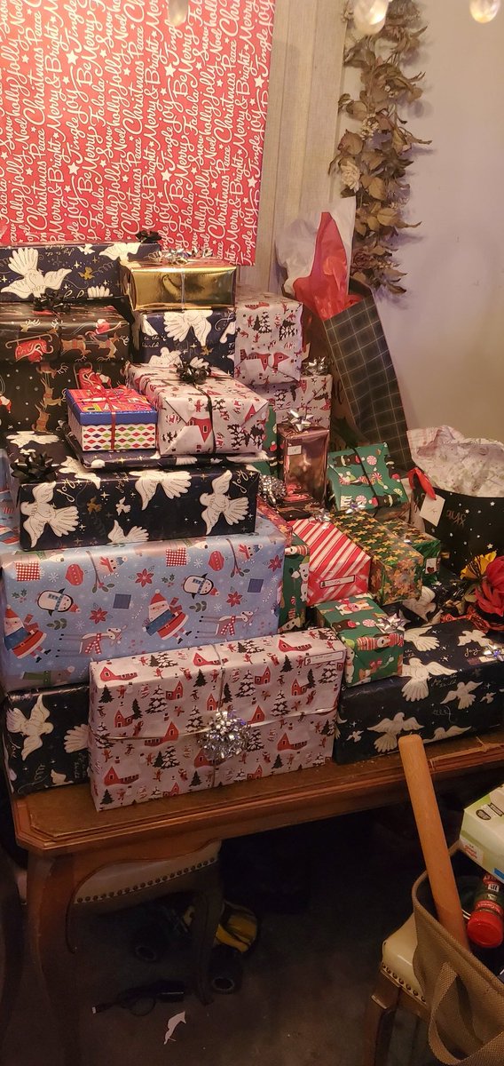 Finally ready for Christmas! Wrapping all of these took forver😅 Now its time for pubg lll