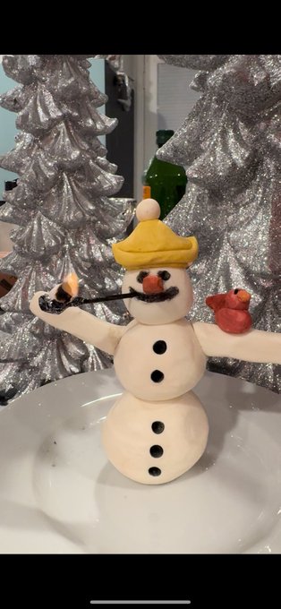 Sculpted another snowman today with a working pipe 😂❄️ https://t.co/f8g8qvplVL