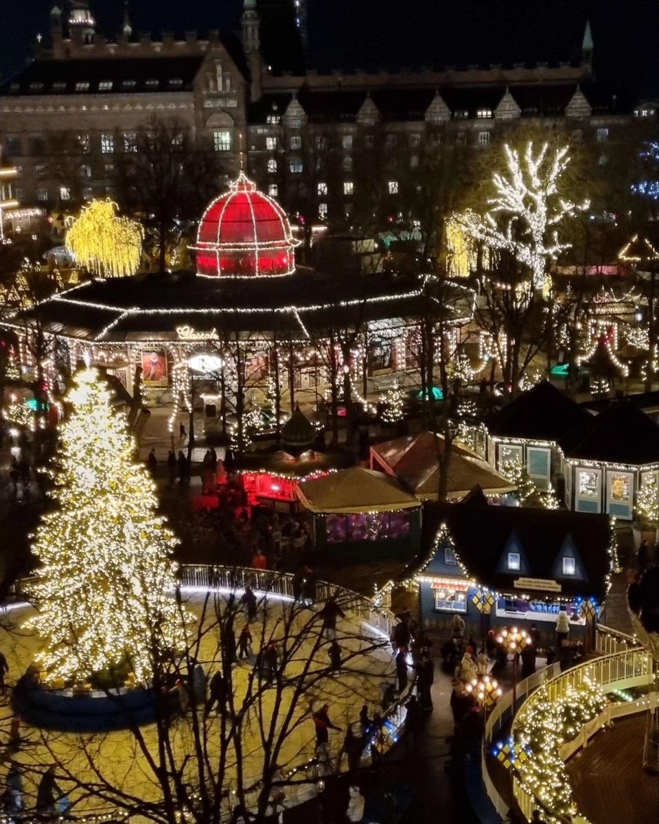 Megatruong5's tweet photo. It's a holly jolly Christmas indeed 🎄❄️. I freaking love Europe! https://t.co/6PWXVpcHqd
