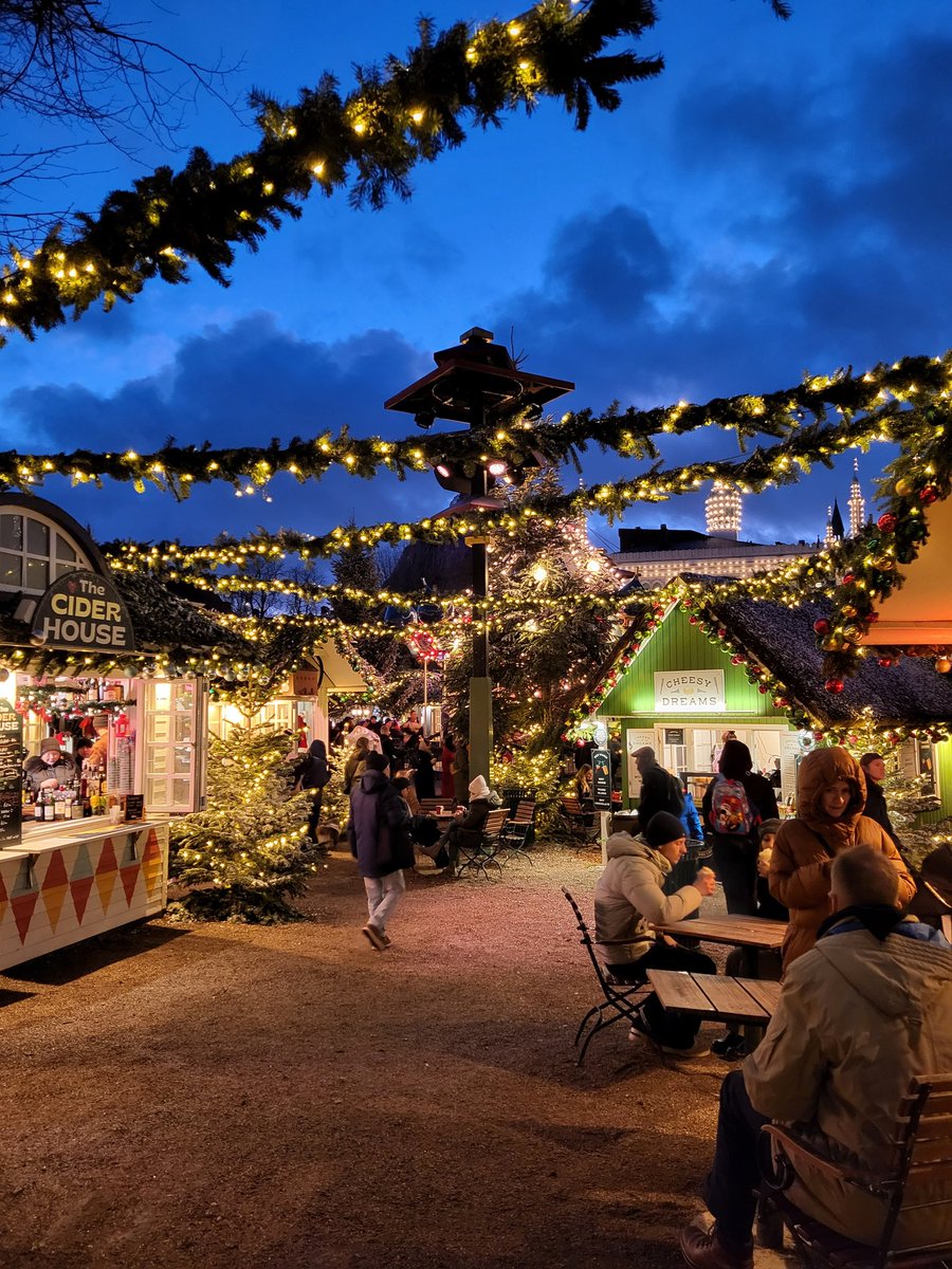 It's a holly jolly Christmas indeed 🎄❄️. I freaking love Europe!