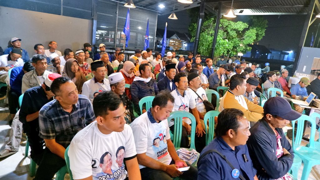 prima_or_id's tweet photo. Wakil Ketua Umum PRIMA, Alit Yulianto, dan Ketua DPW PRIMA Jateng, Bagas Ardianto, memimpin langsung Konsolidasi Posko Rakyat Adil Makmur, Karisedenan Kendal, untuk memenangkan @prabowo @gibran_tweet (23/12/2023).

#bangunpersatuannasional
#menangkanpancasila https://t.co/wog74ChFQy
