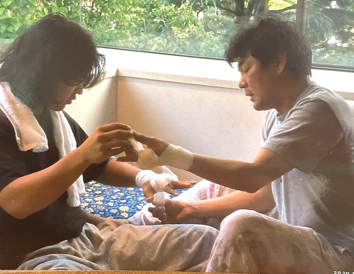 yomeyoshiko224's tweet photo. 10年前、自分の口から"僕、ボクシングをはじめました"とやっと赤井に言えた英五郎。
英五郎「パパはどうやってバンテージを巻いていたの？」
赤井「ちゃうちゃう、こうやで」 https://t.co/tcwP90OIv7