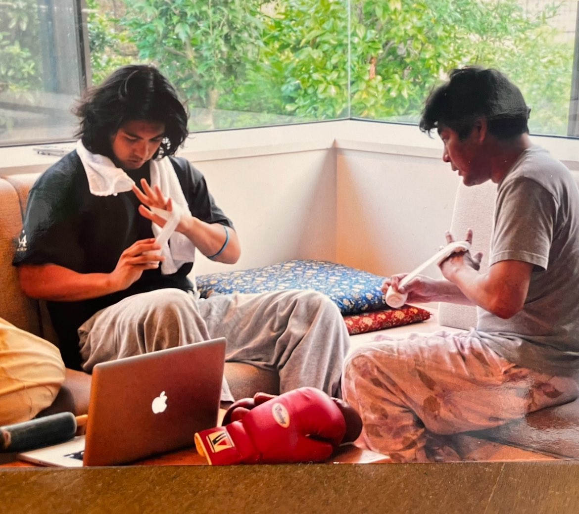 yomeyoshiko224's tweet photo. 10年前、自分の口から"僕、ボクシングをはじめました"とやっと赤井に言えた英五郎。
英五郎「パパはどうやってバンテージを巻いていたの？」
赤井「ちゃうちゃう、こうやで」 https://t.co/tcwP90OIv7