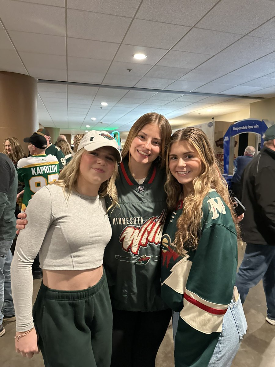 MGgirlshockey's tweet image. This group loves hockey 
@MG_Girls_Hockey 
@abbeyoakland_ @laurenlubow @grace_erickson8 plus @strom_dani &amp;amp; Nat all at the Wild Game Tonight!
#lovetheirhockeypassion
#lovethisprogram