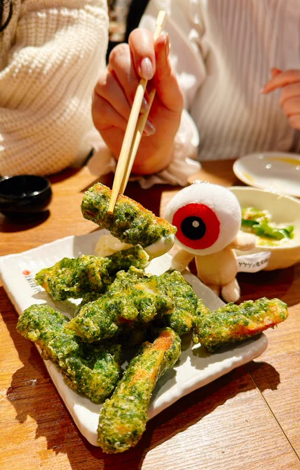 太郎これは伝串と海苔10倍磯辺揚げといってのう 謎の美味い粉がかかってるんじゃがこれがまこと酒に合うんじゃよ