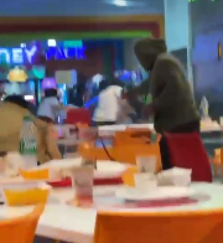 Imágenes del sicario que desató el terror en patio de comidas del Mall en Trujillo. Persona acribillada falleció en el Hospital Regional.