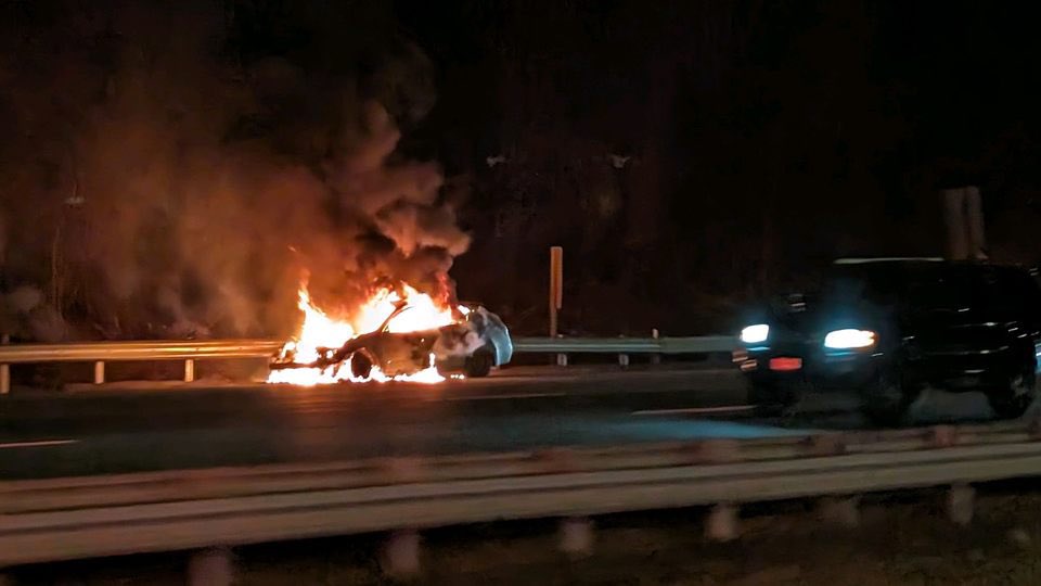 SusquehannaHose's tweet photo. #SHCo crews extinguished this auto fire just after 8pm this evening. Crews found the well involved auto on southbound I-95, at the 93 mile marker, in Cecil County.

Deputy Chief, Engine 511, Engine 512, Engine 515 &amp; Quint 5 with a total of 17 volunteers. #havredegrace #isoclass1 https://t.co/aHAly2HHaE