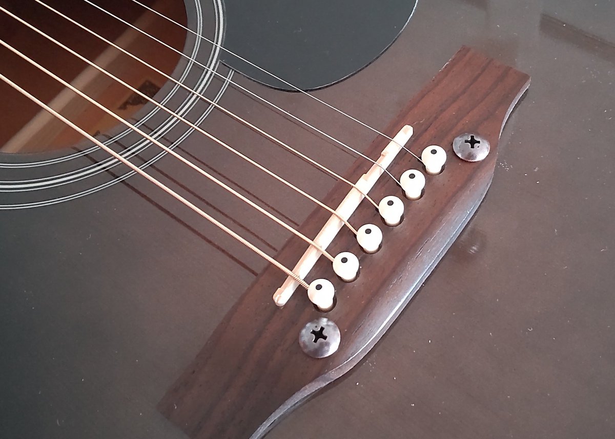KOOWeeC's tweet photo. メルカリで買ったギター、ブリッジ浮いとるやんか！修理に出すと2万くらい？…。ネットでボルト締めする方法を見つけ、どうせ安ギターだし、やってみた。まだ浮いてるが…まぁ弾ける
#アコギ #ブリッジ浮き https://t.co/qNOqwyJyMn