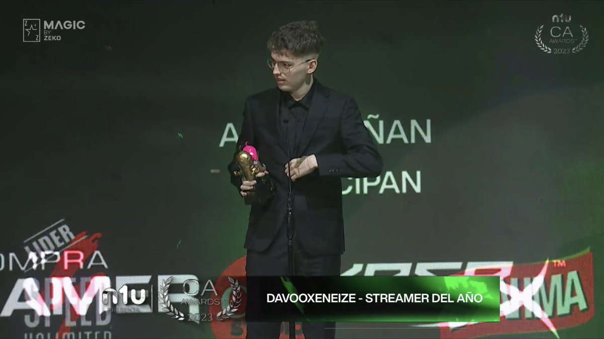El que marcó un antes y un después en Twitch y patentó un rubro. Si hoy en día está normalizado el stream futbolero, es gracias a él. El creador del juego. El mejor de los mejores.
EL GOAT <a href="/DavooXeneizeJRR/">Davoo Xeneize</a>
