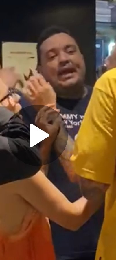 Necksa's tweet photo. @metheoro Eu tô transtornada de ódio aqui!
RT até achar o agressor, esse aí com camisa Tommy. https://t.co/3Ee42HSG9X
