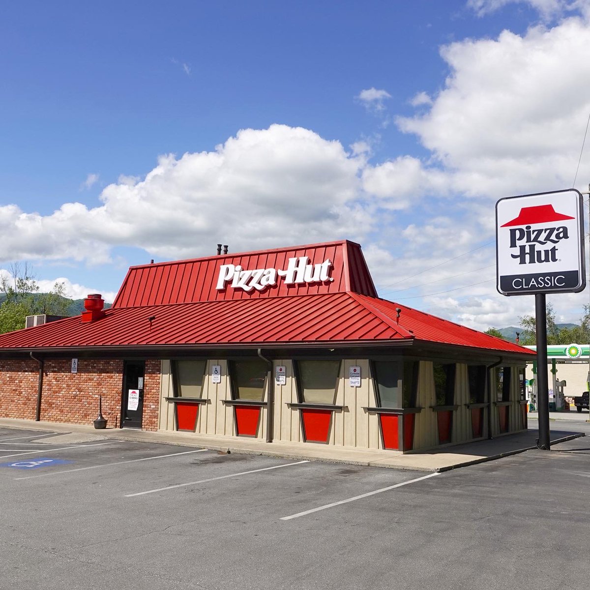 RolandoPujol's tweet photo. Pizza Hut Classics are like stepping into a time machine to Friday nights in America of the 1970s-1990s. And there are dozens of them. These are NOT vintage pictures! See my list and putt putt to the @pizzahut!  https://t.co/TCCyahFqCG https://t.co/pXFVgZn0rJ