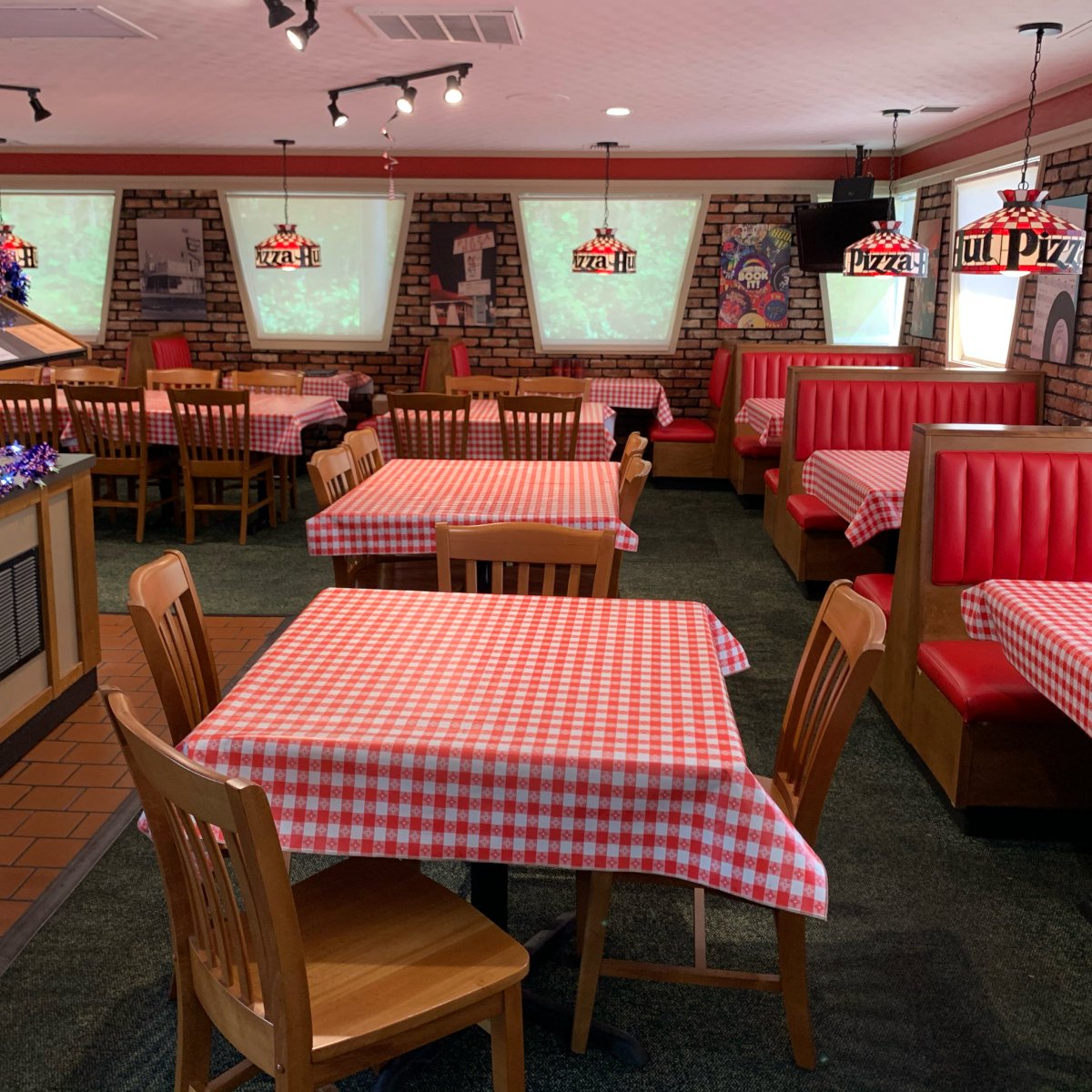 RolandoPujol's tweet photo. Pizza Hut Classics are like stepping into a time machine to Friday nights in America of the 1970s-1990s. And there are dozens of them. These are NOT vintage pictures! See my list and putt putt to the @pizzahut!  https://t.co/TCCyahFqCG https://t.co/pXFVgZn0rJ