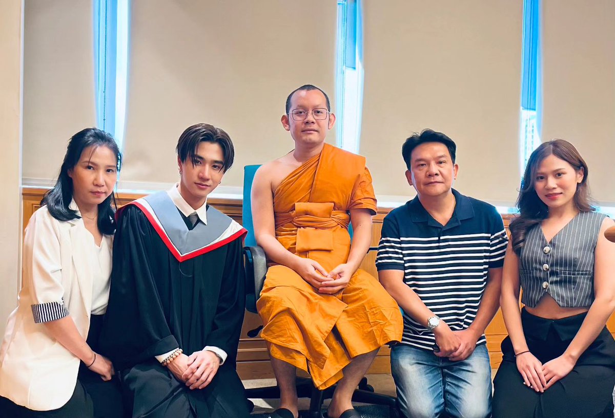 ppe2003perth's tweet photo. ท่านพ่อเณรแสดงความยินดีกับน้องเพิร์ธ🙏🖤

Cr. IG phramahanattawut 

Graduate PPE
#GraduationPERTH
#KDPPE #PerthTanapon
#PERTHGraduation https://t.co/9PTiwT1rCn