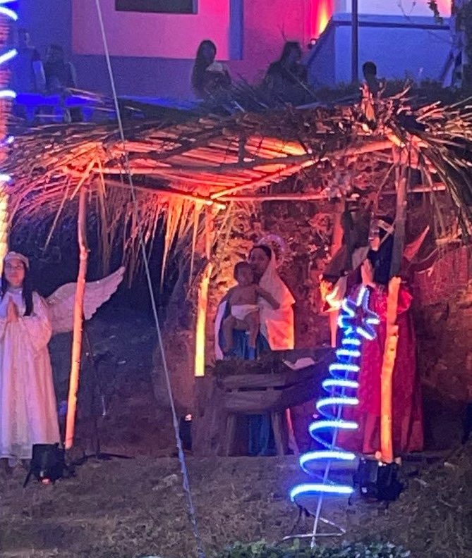 Hace 800 años en Greccio, Italia, San Francisco de Asís recreó por primera vez la escena del nacimiento de Jesús. En el Pesebre del Atlántico, Usiacurí, esa tradición se mantiene hace 2️⃣9️⃣ años con el Pesebre Vivo. ¡Maestro Tomás Urueta, su legado es eterno! ❤️