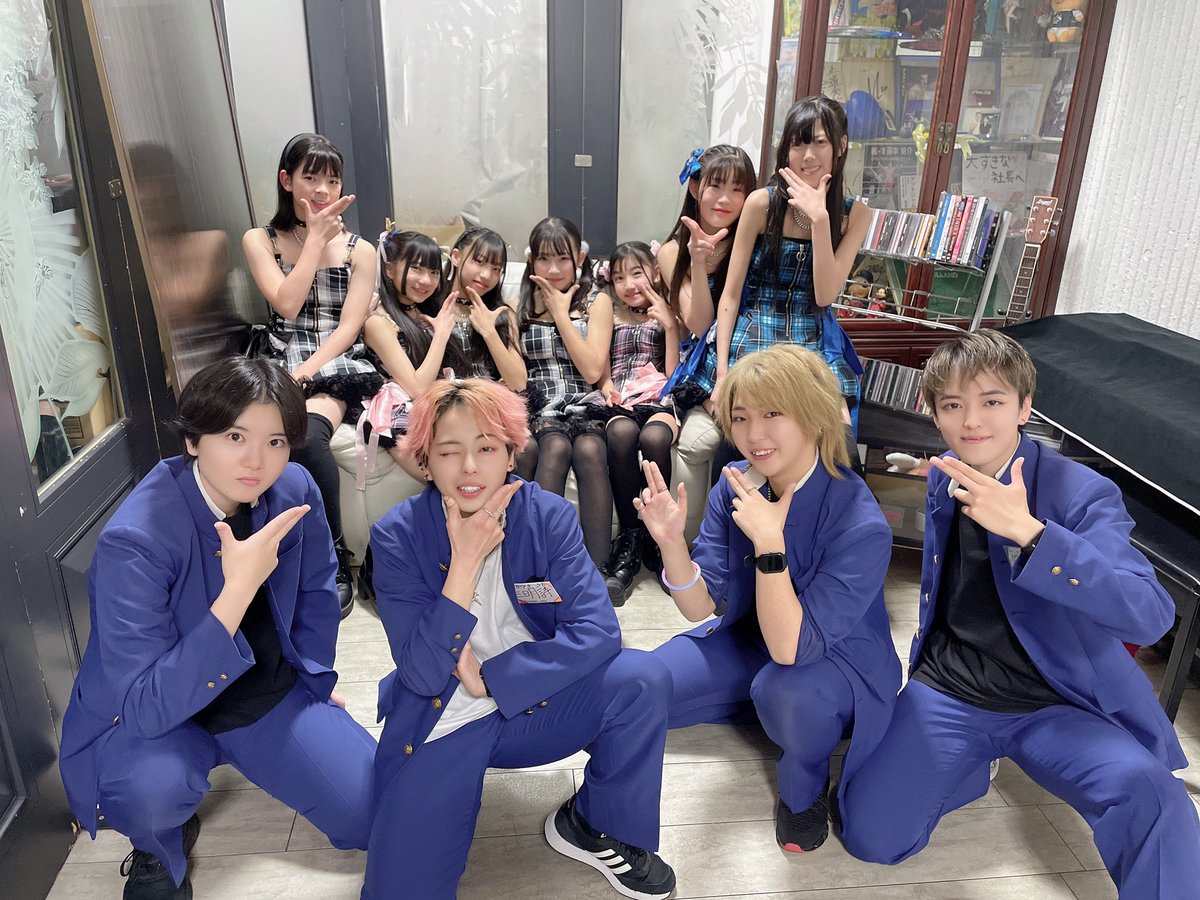 versuskids834's tweet image. 昨日SPADESさんとお写真撮っていただきました💓
スタッフさんもメンバーの方たちも　本当にとても優しくて素敵な方たちです☺️

AのSoのメンバーたちはSPADESさんに釘付けでカメラを見ないとゆうね😂何回カメラ見なさーい！って言ったことか笑

#SPADES #AのねSoのね