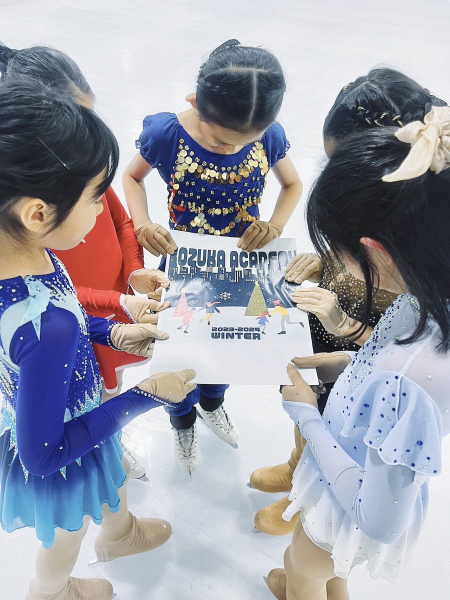 本日、横浜トレッサにて生徒5名が小塚崇彦さんと
演技披露させていただきます⛸️

横浜トレッサさんのインスタ公式アカウントにて、ライブ配信予定です🎄
次は、13:10〜13:25です！