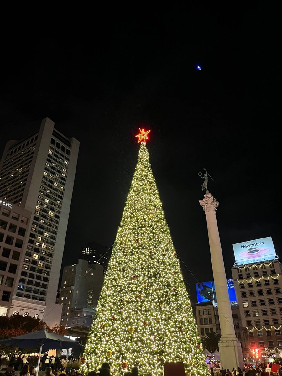 SweetGirl55's tweet photo. #San Francisco United States Union Square https://t.co/Dy2M5866QB