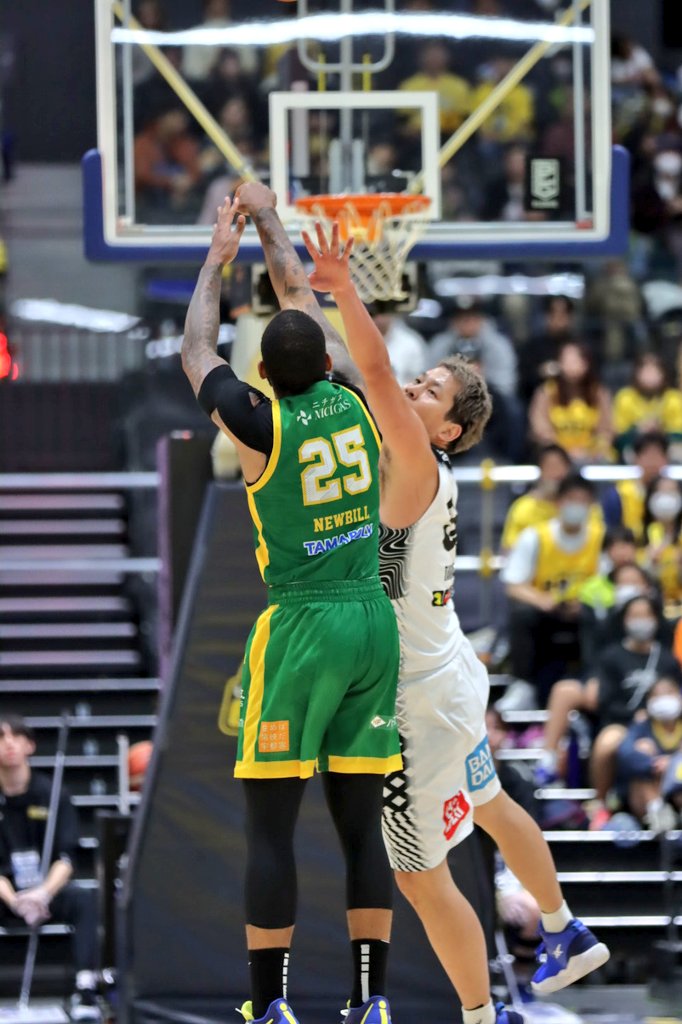 32Yukarikun's tweet photo. #BREX
#vs島根戦
#DJNewbill
#DeepThree👌✨✨✨
ニュービルさんがディープスリー決めるときって余計なこと力が抜けててモーションが結構ダラッと見える時がある。
この時もあぁ、決まるな😉👌って思ったーー https://t.co/9mpE1Rlv83
