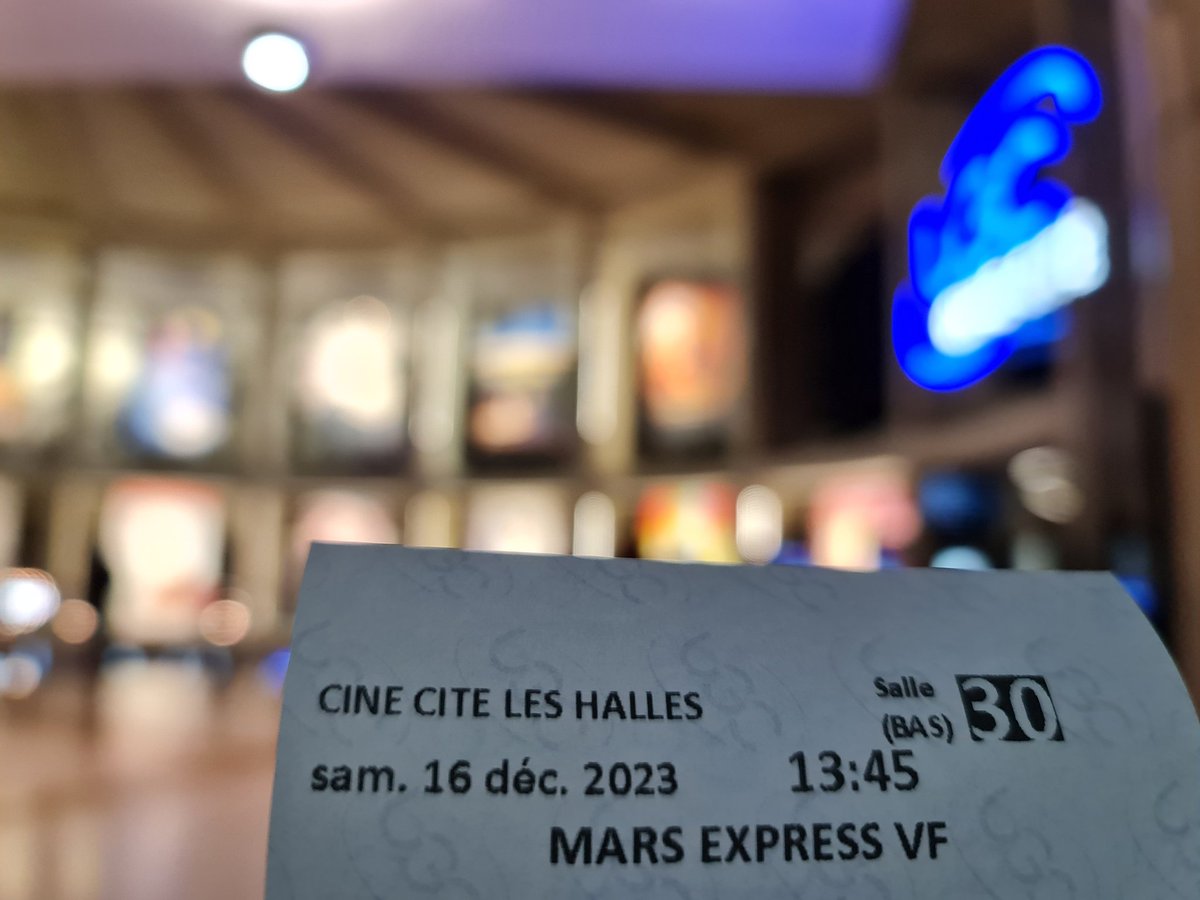 CeliaAtParis's tweet photo. 🇫🇷🎬🪐🚀🤖 156 535 entrées seulement pour Mars Express de @JeremiePerin distribué par @GebekaFilms : je suis tristesse 🥺

Ce n'est pas faute d'y être retournée accompagnée à chaque fois... pourquoi cela ne décolle paAaAaAaAaaaas !?!?!!!!!!!!! 😤 
Ce film mérite au moins le million ! 

L'animation n'est pas une technique de mise en scène devant se cantonner au jeune public, et la perception qui va avec !
Un film d'animation peut totalement enthousiasmer des adultes !

Il y a TOUT dans ce film pour être dans le cœur des publics & des shortlists de compétitions de meilleur film d'animation ( @Les_Cesar, @TheAcademy ...) : un scénario original, l'écriture sombre avec des pointes humoristiques, du culot, des caractérisations bien campées de personnages complexes, une animation fluide, une très belle direction artistique, un chouette casting voix (@lea_drucker @DanielNjo_Lobe @Marieraphael @SbastienChassa1), des clins d'œil faisant palpiter mon imaginaire cinéphile (Kon, Cameron, Oshii, Kubrick...), etc.., et de l'émotion : quand Carlos pleure, je pleure 😭

💿 je n'ai plus qu'à attendre une édition vidéo en blu-ray pour me persuader qu'on n'a pas enterré trop vite le chef d'œuvre de l'animation adulte des années 2020...