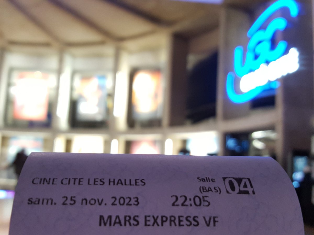 CeliaAtParis's tweet photo. 🇫🇷🎬🪐🚀🤖 156 535 entrées seulement pour Mars Express de @JeremiePerin distribué par @GebekaFilms : je suis tristesse 🥺

Ce n'est pas faute d'y être retournée accompagnée à chaque fois... pourquoi cela ne décolle paAaAaAaAaaaas !?!?!!!!!!!!! 😤 
Ce film mérite au moins le million ! 

L'animation n'est pas une technique de mise en scène devant se cantonner au jeune public, et la perception qui va avec !
Un film d'animation peut totalement enthousiasmer des adultes !

Il y a TOUT dans ce film pour être dans le cœur des publics & des shortlists de compétitions de meilleur film d'animation ( @Les_Cesar, @TheAcademy ...) : un scénario original, l'écriture sombre avec des pointes humoristiques, du culot, des caractérisations bien campées de personnages complexes, une animation fluide, une très belle direction artistique, un chouette casting voix (@lea_drucker @DanielNjo_Lobe @Marieraphael @SbastienChassa1), des clins d'œil faisant palpiter mon imaginaire cinéphile (Kon, Cameron, Oshii, Kubrick...), etc.., et de l'émotion : quand Carlos pleure, je pleure 😭

💿 je n'ai plus qu'à attendre une édition vidéo en blu-ray pour me persuader qu'on n'a pas enterré trop vite le chef d'œuvre de l'animation adulte des années 2020...