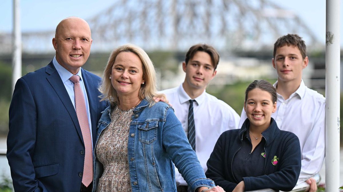 ricklevy67's tweet photo. @ScottMorrisonMP flees to Hawaii as #AustraliaBurns . @PeterDutton_MP goes on overseas holiday during the #FarNorthQLDFloods.
@AlboMP visits Far North Queensland during post #cyclonejasper flood crisis
#auspol https://t.co/koTg92CoTv