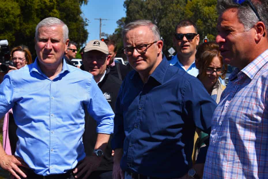 ricklevy67's tweet photo. @ScottMorrisonMP flees to Hawaii as #AustraliaBurns . @PeterDutton_MP goes on overseas holiday during the #FarNorthQLDFloods.
@AlboMP visits Far North Queensland during post #cyclonejasper flood crisis
#auspol https://t.co/koTg92CoTv