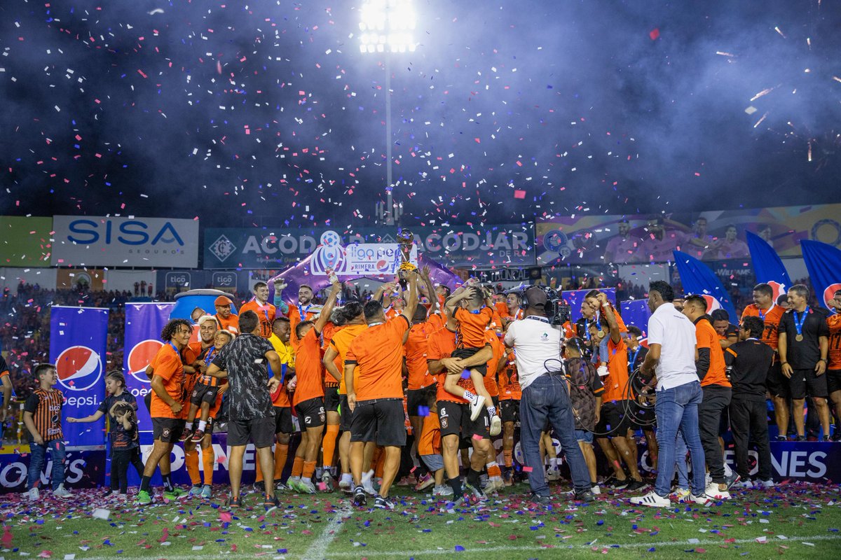 primerafutboles's tweet photo. ¡Llegó la 17! 🦅🏆

Club Deportivo Águila es el nuevo monarca de #LaPrimeraSv. 🔝👏🏼 https://t.co/SNkL799YdZ