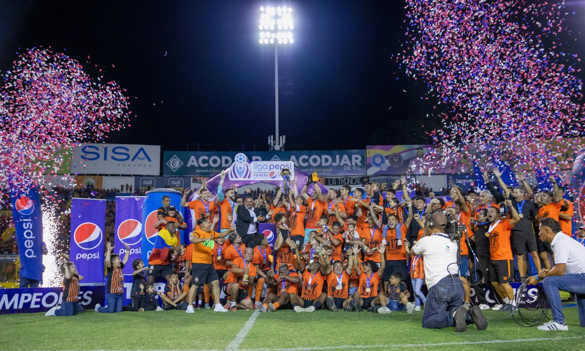 primerafutboles's tweet photo. ¡Llegó la 17! 🦅🏆

Club Deportivo Águila es el nuevo monarca de #LaPrimeraSv. 🔝👏🏼 https://t.co/SNkL799YdZ