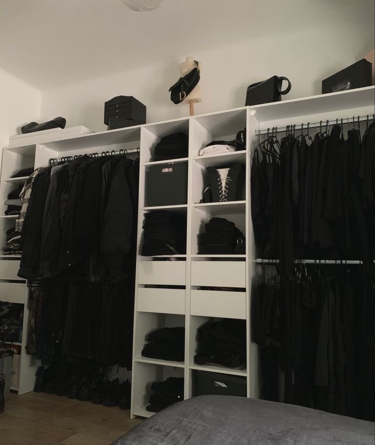 “a ver si encuentro algo rojo en mi placard para ponerme”
mi placard: