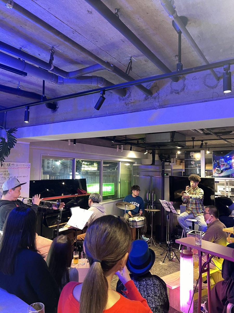omori_fanclub's tweet photo. 昨日は #TrumpetFactory ありがとうございました!トランペットの音色とメロディ、それを支えるリズムと伴奏、最高すぎました😁
お客さんと演者さんの距離感が絶妙で、本当いい空間に仕上がりました。今日はお休みで、明日は別所さんと大山さんのDuo、こちらも楽しみです!
予約はメッセージのみで受け付けております。