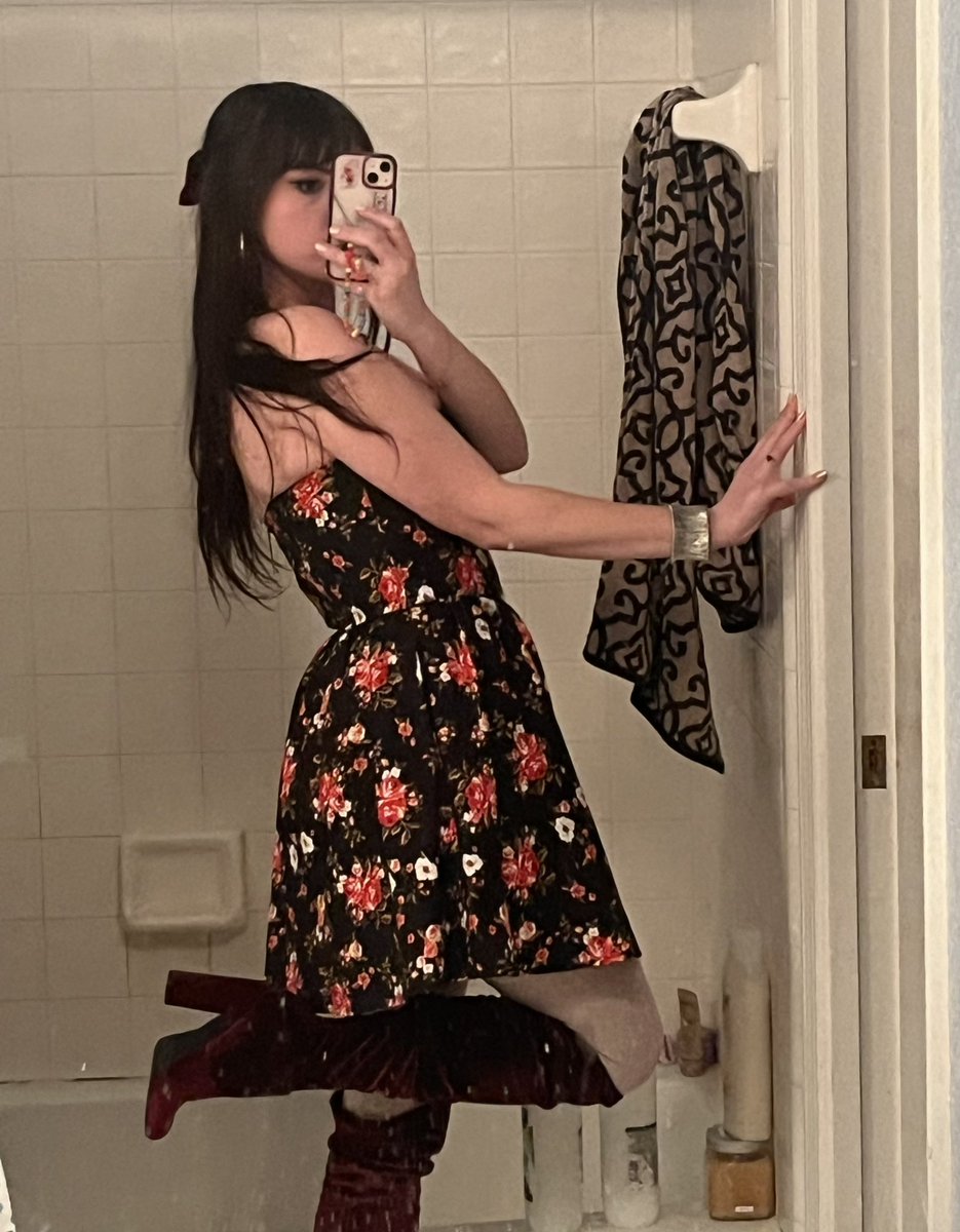 being home for the holidays is about putting on your homecoming dress from  2013 ($25 from forever 21 duhhh)