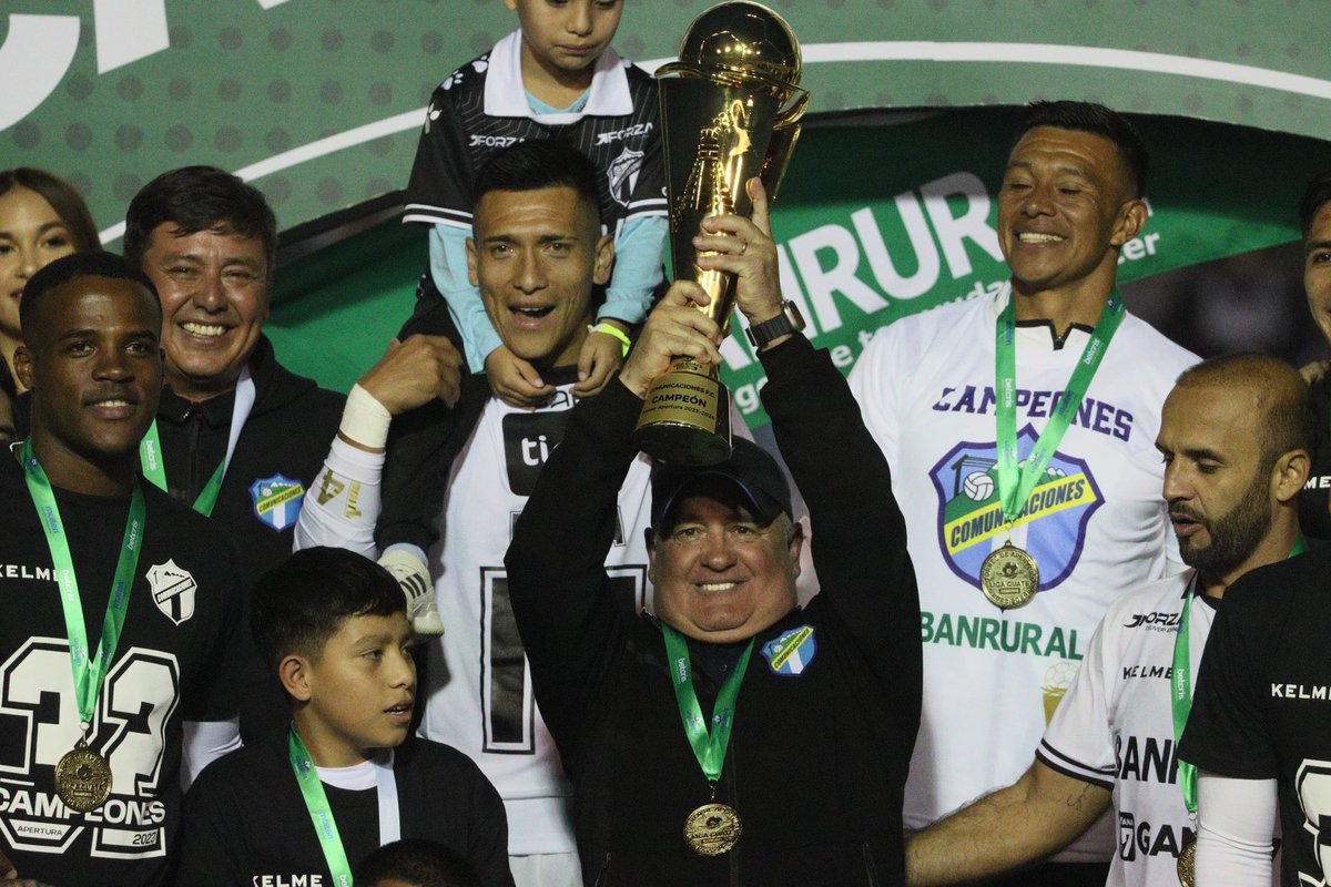 Dice Willy que por los gritos de felicidad de la afición, no logra escuchar a los que pedían que lo echaran a medio torneo….