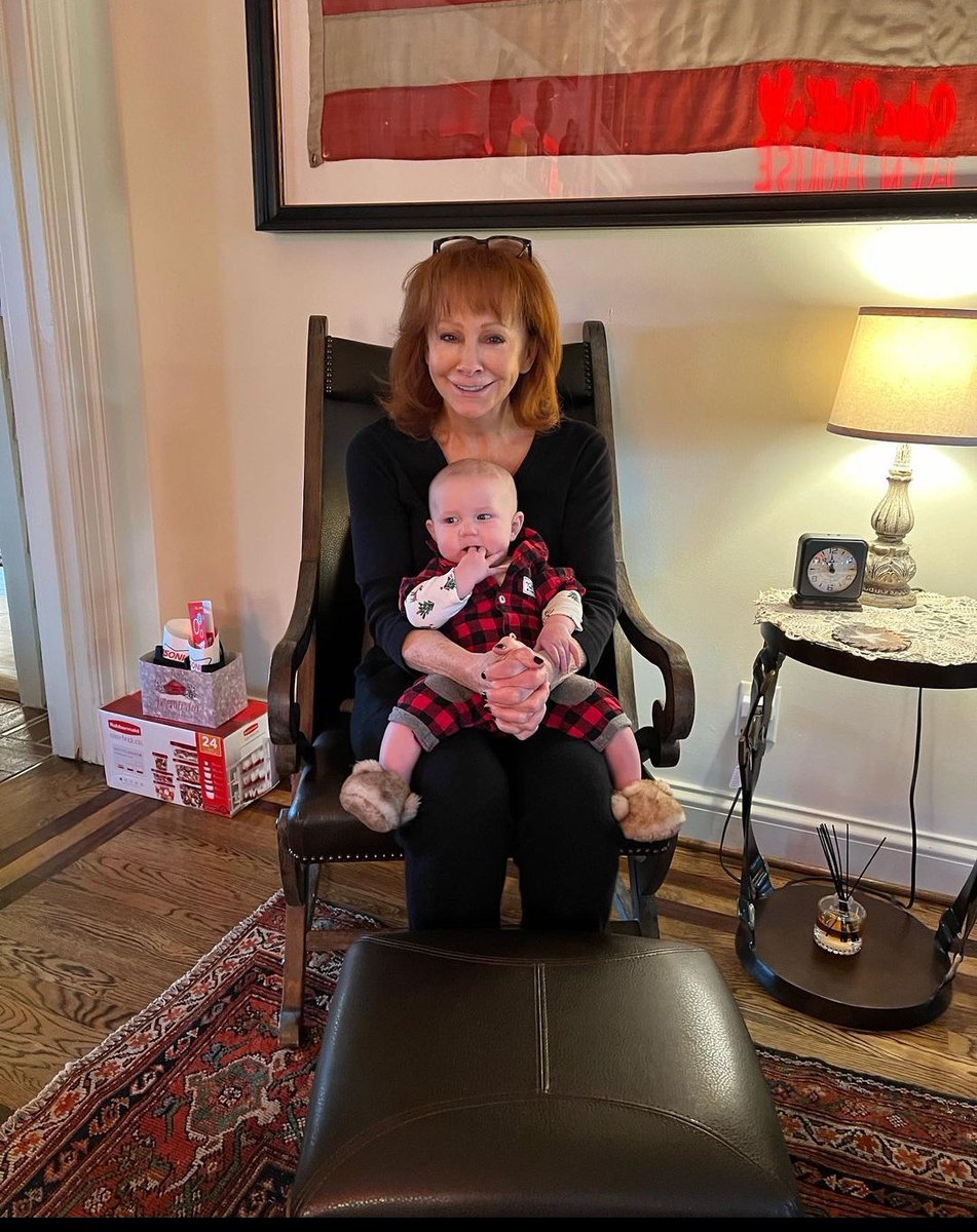 rebafreaks's tweet photo. This is too adorable. https://t.co/BxKdMH5dou