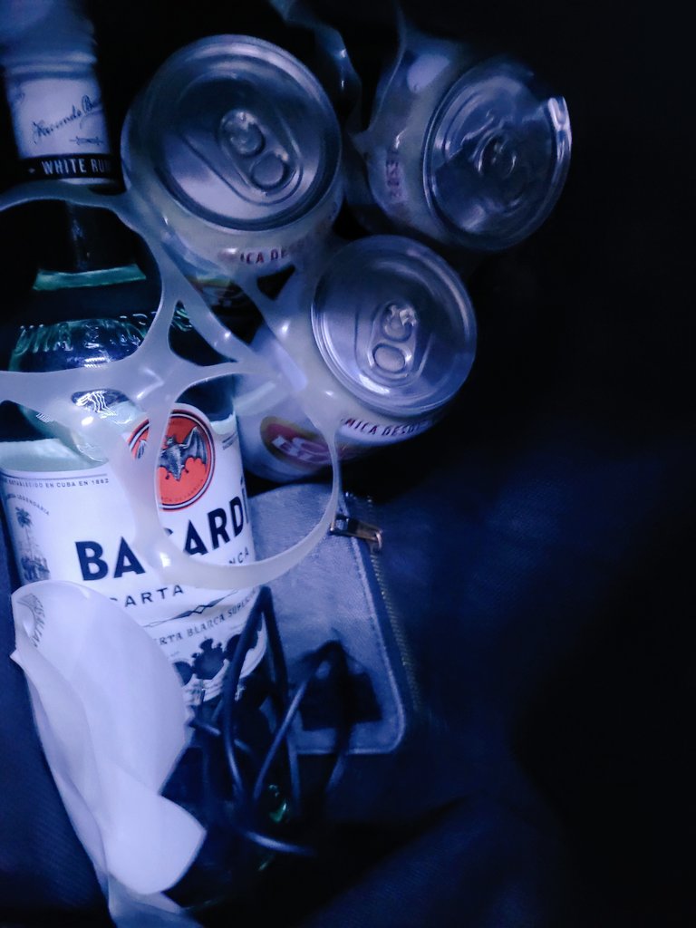 Terreztre's tweet photo. @BACARDI 
@CartaBlancaMx 
Gracias por mi bolsa,                      Que todo hombre debería usar 🤗 https://t.co/3at2F1wVJv