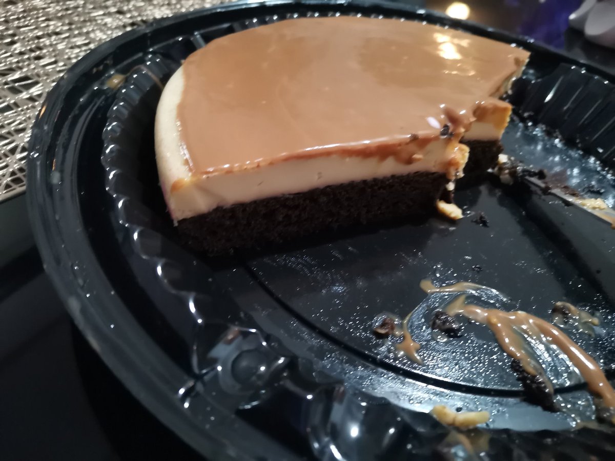 Hoy me festejaron mi cumpleaños, estuve bastante nostálgica al respecto y resulta que mi pastel fue un choco flan, "nada que ver" (como diría usted) al que usted me hubiera preparado