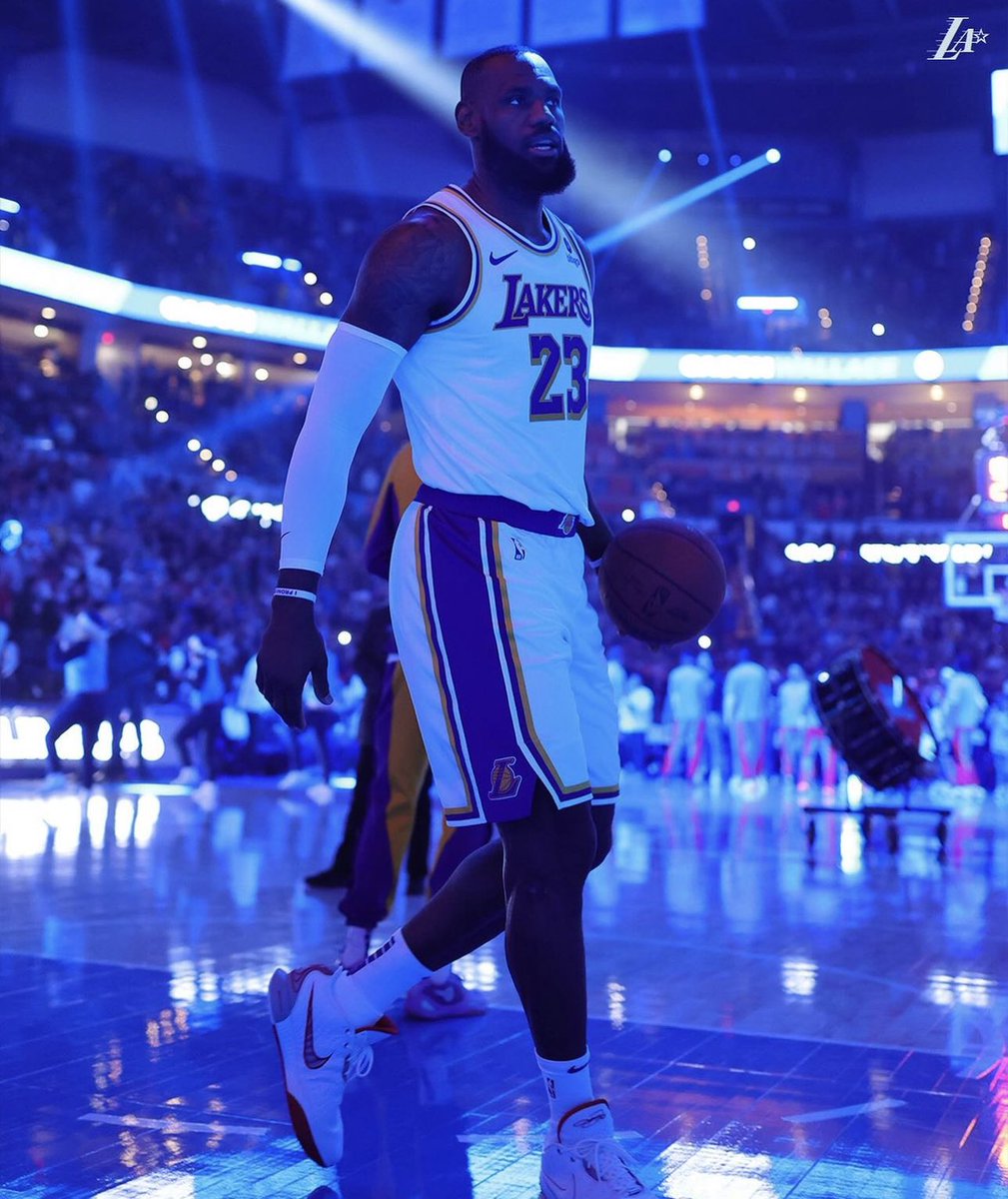 LeBronFactory's tweet photo. LeBron the Point God is back! 🐐👑

40 PTS
7 REB
7 AST https://t.co/6ct8Qj9LTy