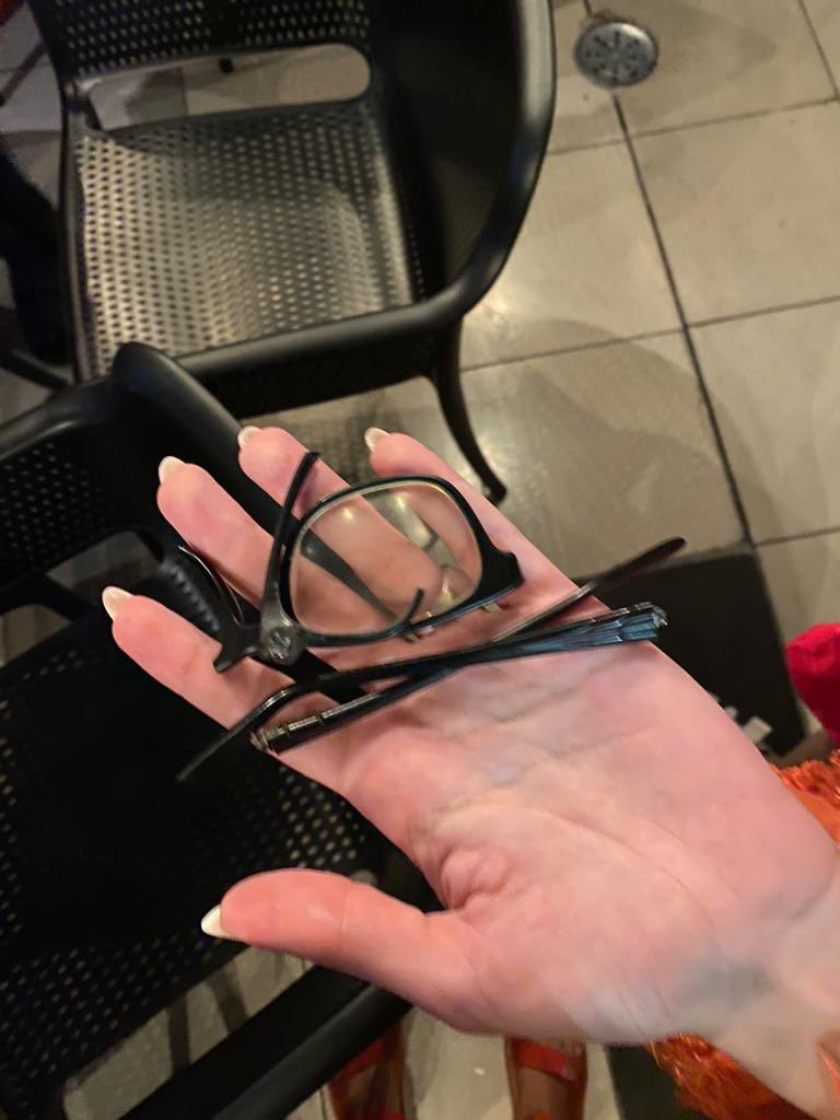 vinicios_betiol's tweet photo. DENÚNCIA: um rapaz chamado Hilário acabou de relatar que a sua amiga foi agredida na saída do banheiro de um bar por ser CONFUNDIDA COM UMA MULHER TRANS. Um transfóbico afirmou que ela estava no banheiro errado e deu um soco em seu rosto. Cadê o Nikolas Ferreira que passou o dia fingindo que se preocupa com a menina do caso da Choquei? Será que podemos dizer que o discurso de ódio que ele prega contra pessoas trans, justamente nessa temática do banheiro, pode ter influenciado esse valentão?