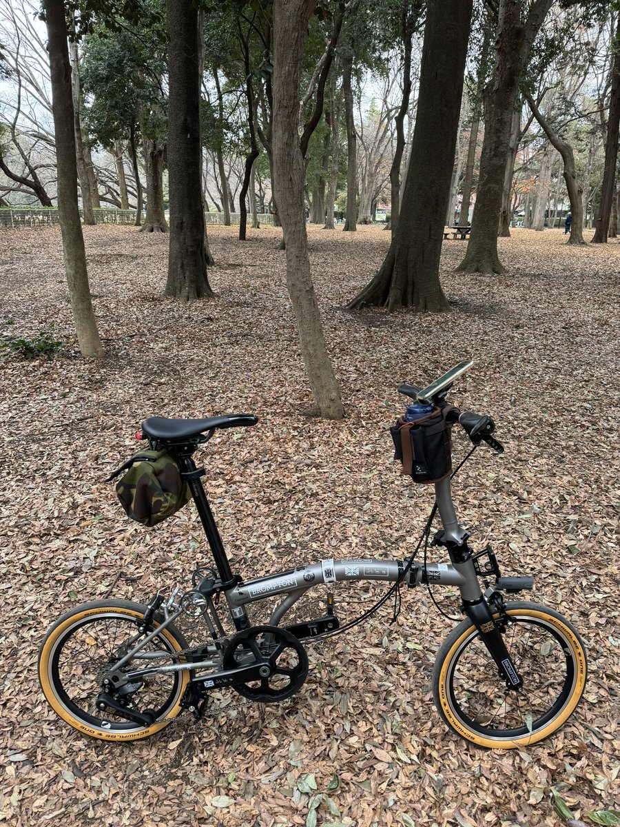 ryo_u_say's tweet image. 砧公園でポタ。
一部パーツ変えました。さてどこが変わったでしょう！？(答えは下↓)

(答え)
・シートポストをフルチタン製
・キャリアブロックをH&amp;amp;H製
  ※C、P用と互換が無いため別途変換パーツ付き

トータル80gの減量、コスパは聞かないでください😅

#ブロンプトン #brompton #tline