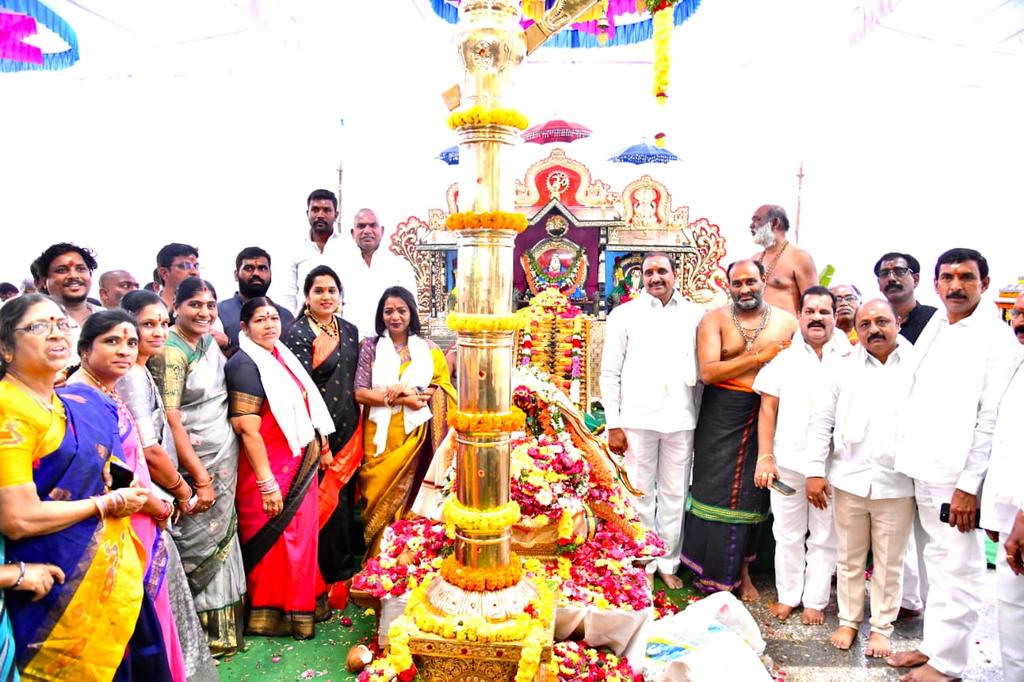 AdarshSindhu's tweet photo. Serilingampally MLA @GandhiArekapudi garu and Mayor @GadwalvijayaTRS garu in Ayyappa Pooja at my residence yesterday . https://t.co/9iQjHaIay3