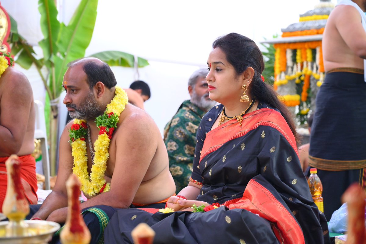 AdarshSindhu's tweet photo. Serilingampally MLA @GandhiArekapudi garu and Mayor @GadwalvijayaTRS garu in Ayyappa Pooja at my residence yesterday . https://t.co/9iQjHaIay3