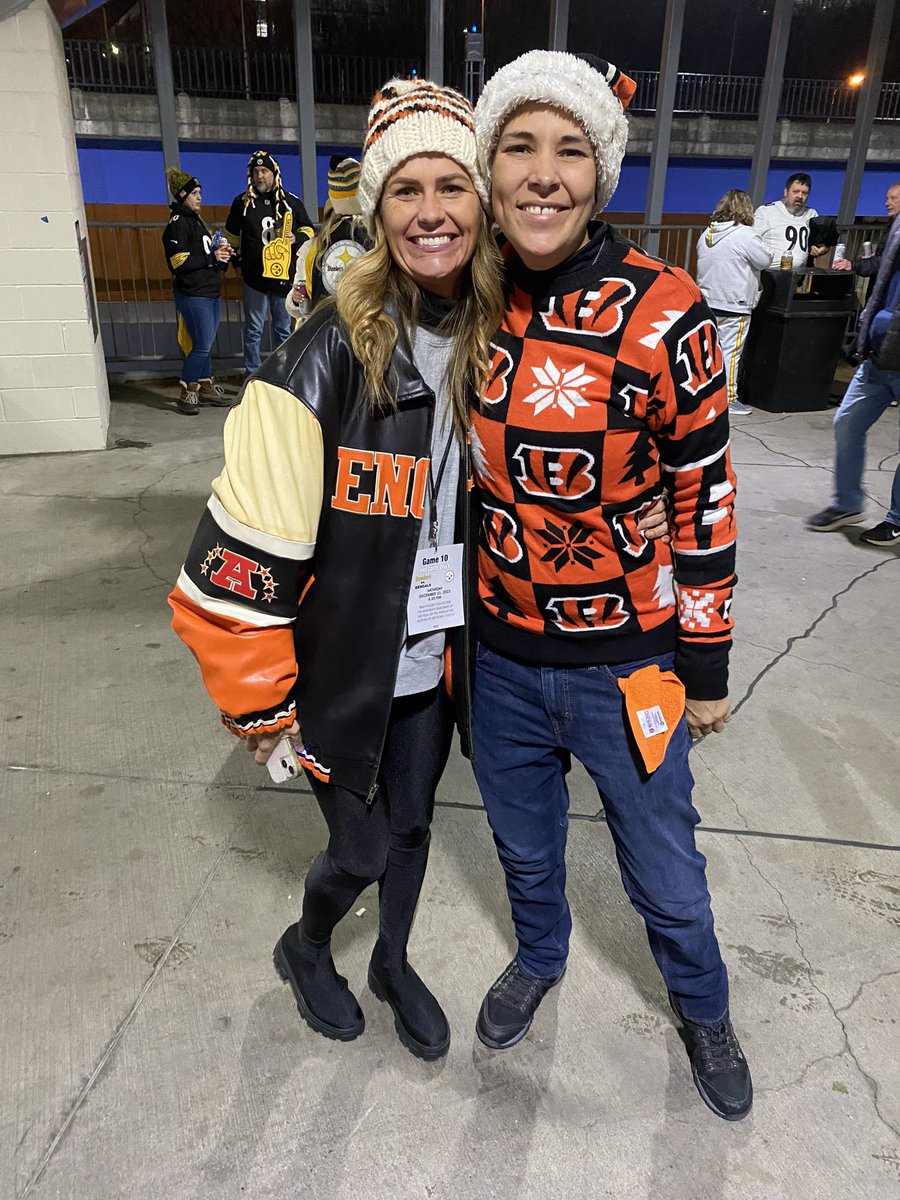Bengalsmanic's tweet photo. Altho it was not the results we wantedβ¦ππ Itβs always so good seeing my loves who are a huge part of the team. π§‘π§‘ #Mixon #Hilton #MsTaylor #RuleTheJungle https://t.co/F6Mixsofc2