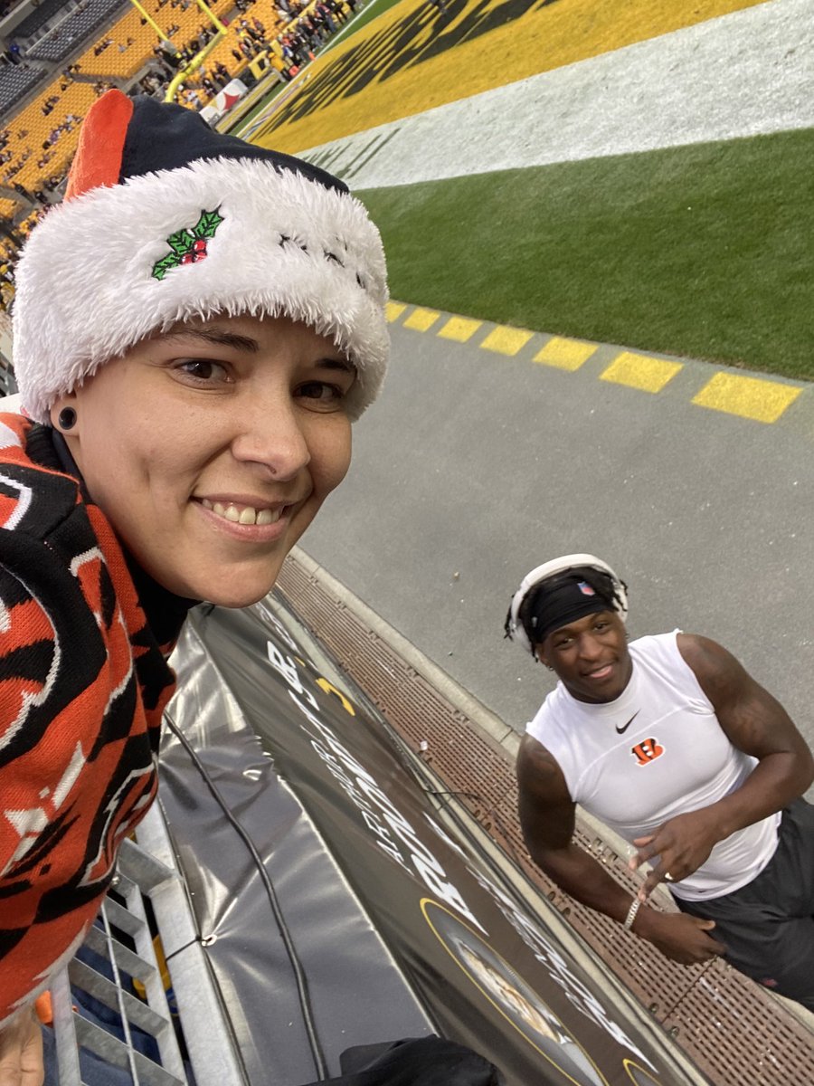 Bengalsmanic's tweet photo. Altho it was not the results we wantedβ¦ππ Itβs always so good seeing my loves who are a huge part of the team. π§‘π§‘ #Mixon #Hilton #MsTaylor #RuleTheJungle https://t.co/F6Mixsofc2