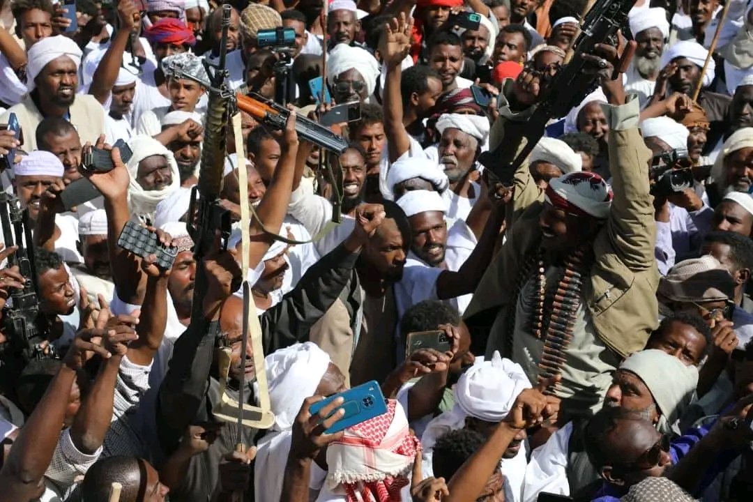 atafmohamed3's tweet photo. قالت ولاية نهر النيل، أنها (رفعت التمام) بجاهزية 150 ألف احتياطي من المُتطوِّعين تحت إمرة الجيش، مؤكدةً أنّها لا تخضع لتهديدات مليشيا الدعم السريع. وشدد الوالي د. محمد البدوي - الذي ارتدى الزي العسكري حاملاً بندقيته - إن التعبئة العامة يجب أن تكون ديدن كل أهل #السودان
#sudan https://t.co/TTigt12m3S