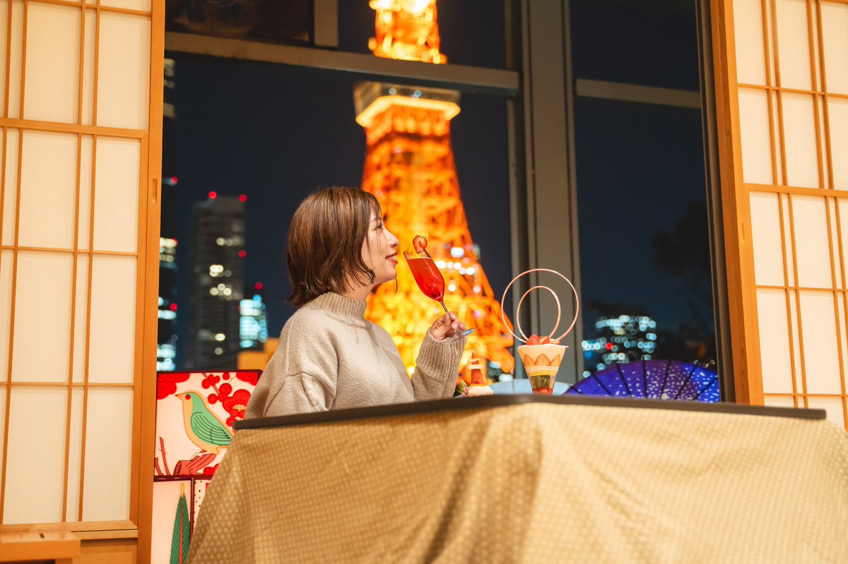 halohalo_travel's tweet photo. 東京にすごい施設オープンきた…！期間限定でホテル内に東京タワー絶景のバーがオープン、こたつ入りながらお酒飲んだり、スイーツやおでん、手焼きせんべい体験も！とにかくロケーション良くて一杯1,000円から楽しめるらしい…🗼 https://t.co/QWHqPTdcDw