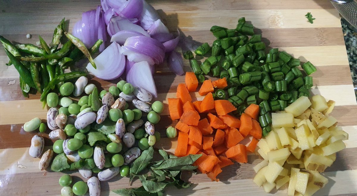 Mungarina_Minch's tweet image. Preparing Uppittu 🧅🥕🥒🌶🤤🤗😋😋

Sunday Special Uppittu 🍚🍙
#EatJin