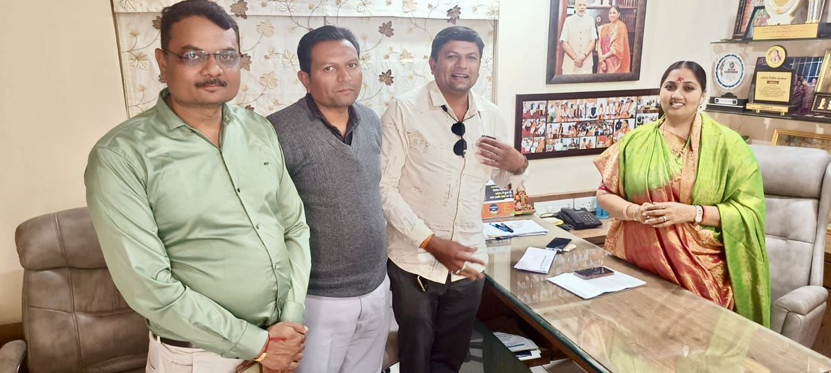 BhanubenMLA's tweet photo. રાજકોટ ખાતે મારા નિવાસ સ્થાન કાર્યાલય પર વિસ્તારના અરજદારો, કાર્યકર્તાઓ તથા આગેવાનોના પ્રશ્નો અને રજૂઆતો સાંભળી એ સંદર્ભે જરૂરી કાર્યવાહી કરી. https://t.co/5yo8X9PsSP
