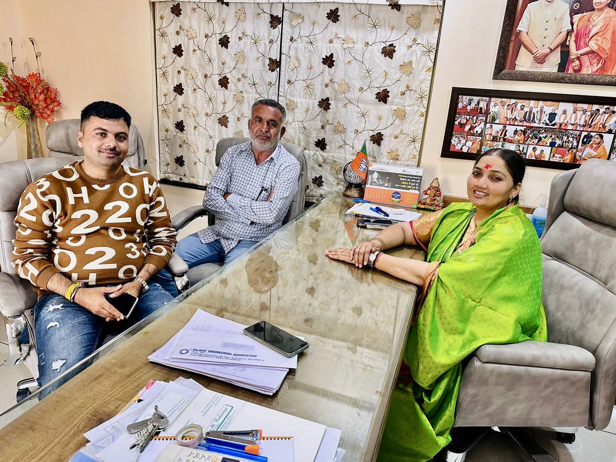 BhanubenMLA's tweet photo. રાજકોટ ખાતે મારા નિવાસ સ્થાન કાર્યાલય પર વિસ્તારના અરજદારો, કાર્યકર્તાઓ તથા આગેવાનોના પ્રશ્નો અને રજૂઆતો સાંભળી એ સંદર્ભે જરૂરી કાર્યવાહી કરી. https://t.co/5yo8X9PsSP