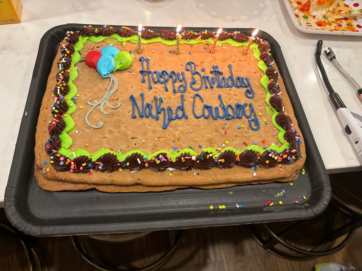 peilysoong's tweet photo. The Celebrity Cookie Cake Club celebrates the birthday of @TheNakedCowboy!  We hope this @NYC icon is staying warm this holiday season with friend, family, and of course, cookie cake. #C4 #NYC #cookiecake @EdCotter @LaurenNassetta https://t.co/NMZ8J0QZ2P